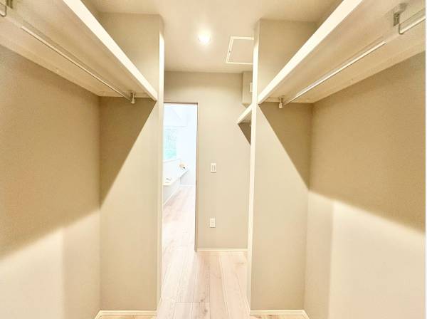家族みんなの衣類を一か所にまとめてスッキリ収納できる大型クローク