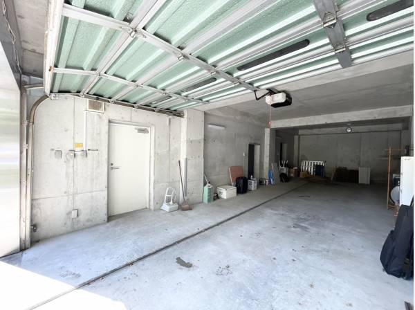電動シャッター付の地下車庫には2台分のお車を駐車可能！