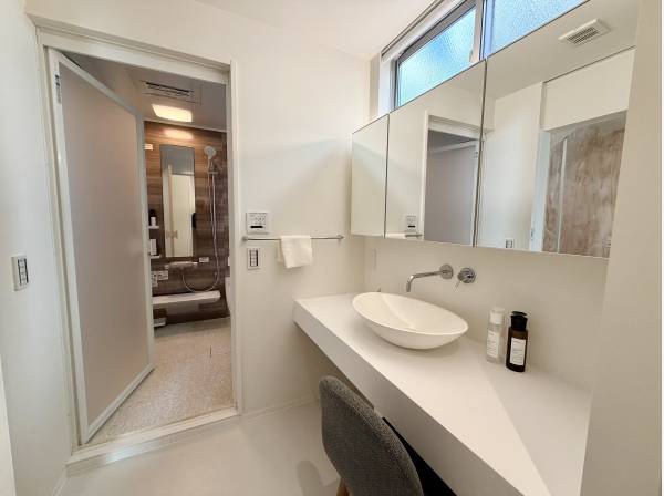 明るくデザイン性のある洗面所