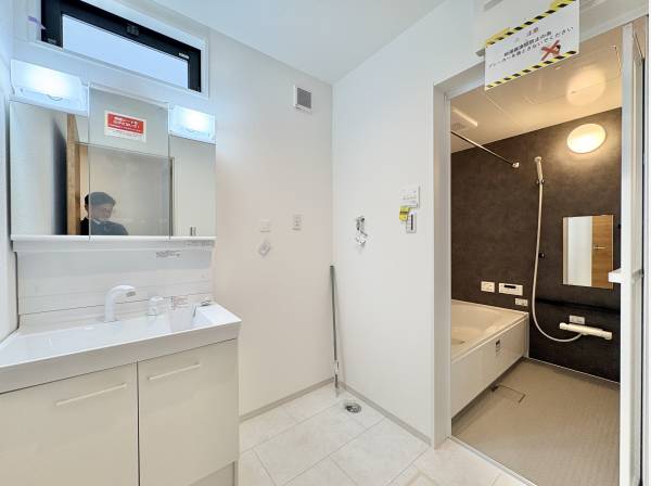 洗面室と浴室は動線を考えた設計になっております。