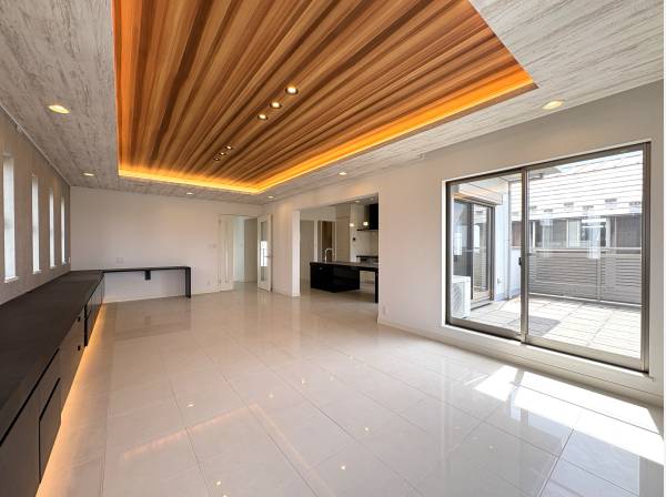 折上天井に板張り、ライティングレールとお洒落な空間に