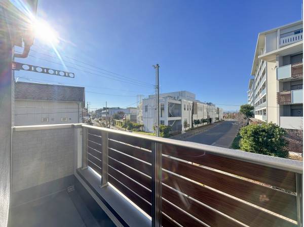 角地なので視界が開けていて空を広く感じられるバルコニー