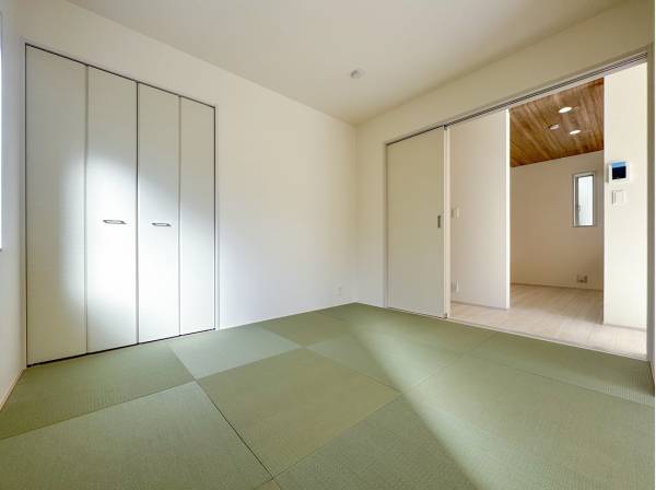 グリーンの琉球畳が安らぎを彩るモダンな和室