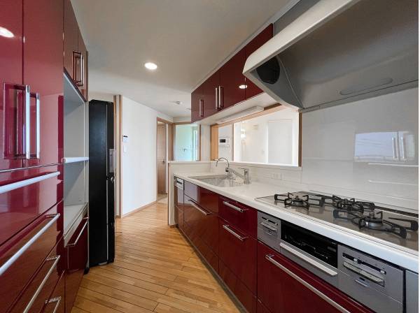 心が自然と華やぐ赤で統一されたキッチン