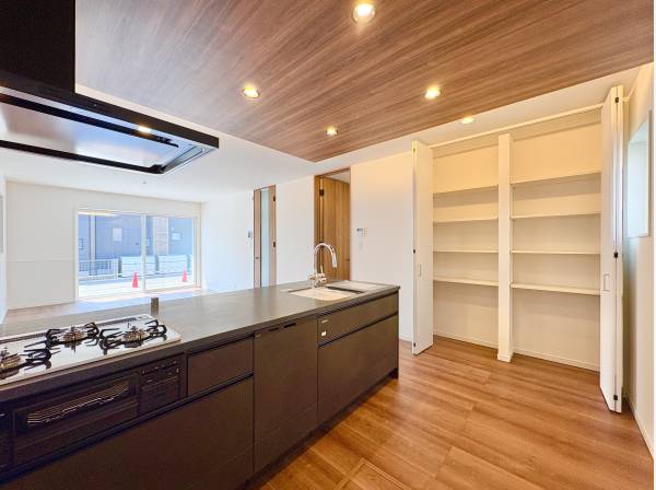 キッチン横には、広々としたパントリーを設置