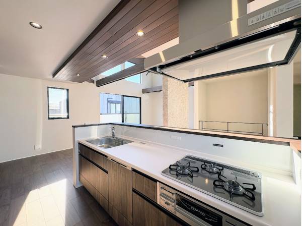 部屋全体を見渡す対面式キッチン