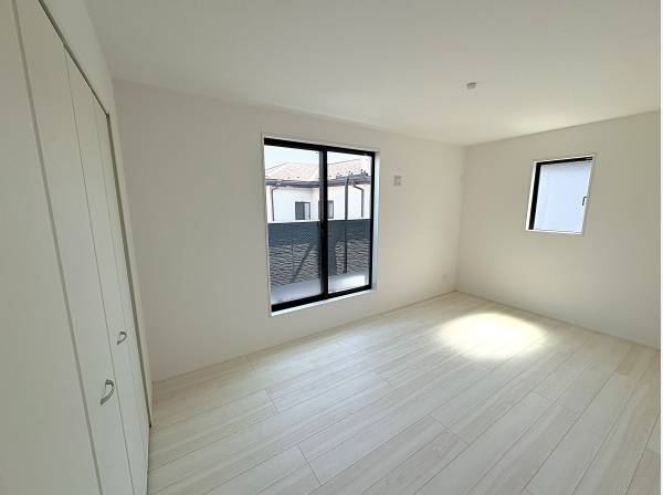 明るい床で統一された洋室