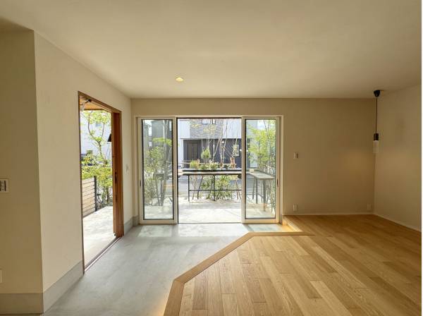 リビングから見たテラス。ほぼ角地状の敷地で日当たりは本当に良好です。