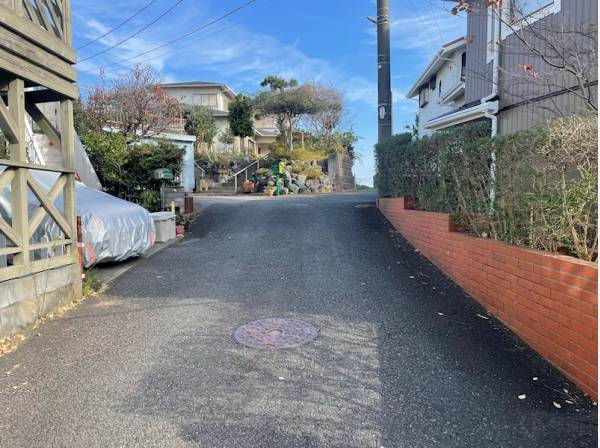 敷地内の通路が、住まいのプライベート感を演出。