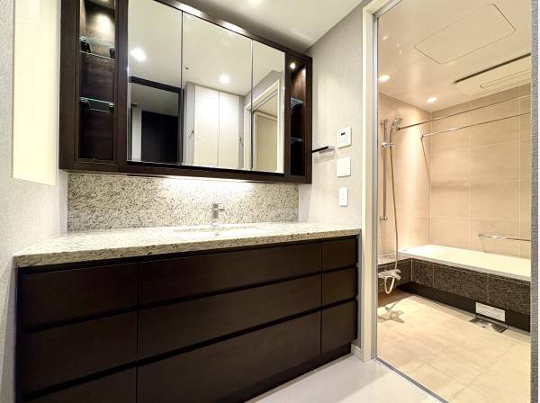 ワイドタイプでホテルライクなパウダールーム