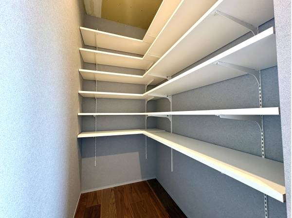 キッチン背面には大容量のパントリースペース