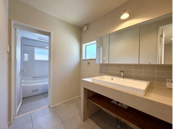 素材の美しさが際立つ、上質な水まわり空間。