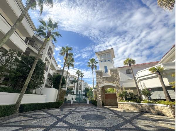 パームツリーが寄り添うまるでリゾートホテルのようなエクステリア