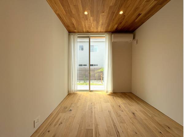 各お部屋からはお庭やウッドデッキに繋がります