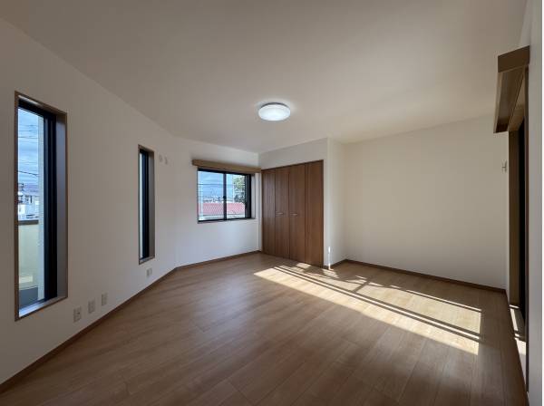 家具配置のしやすい明るい主寝室