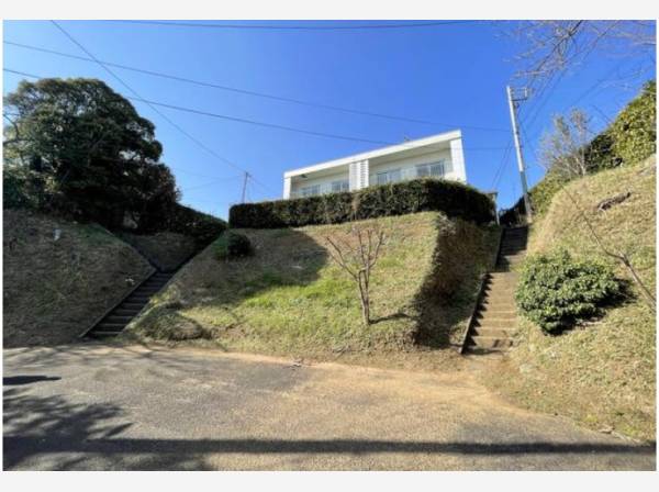 南ひな壇の開放感のある敷地です