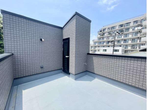 最上階には開放的なルーフバルコニー備わります