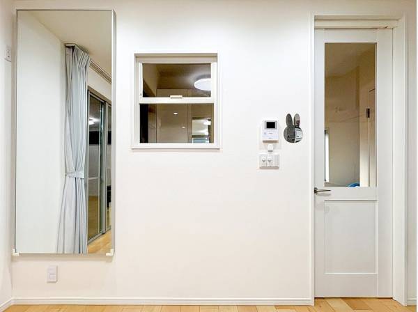 空間のアクセントになる小窓が可愛らしいですね