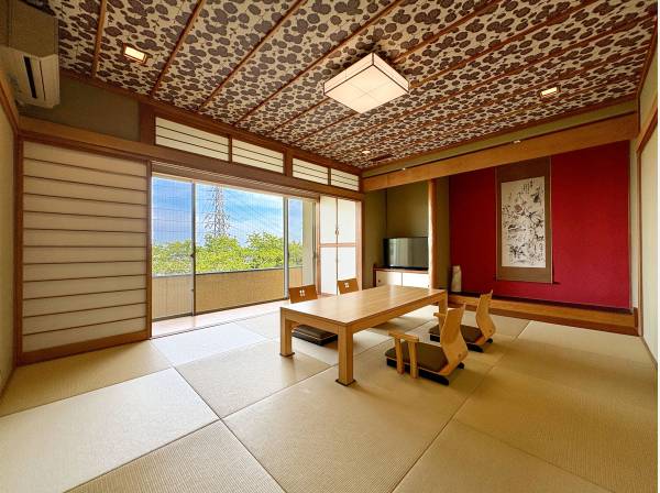 天井や床の間のモダンなデザインが目を惹く和室は約10帖と広々