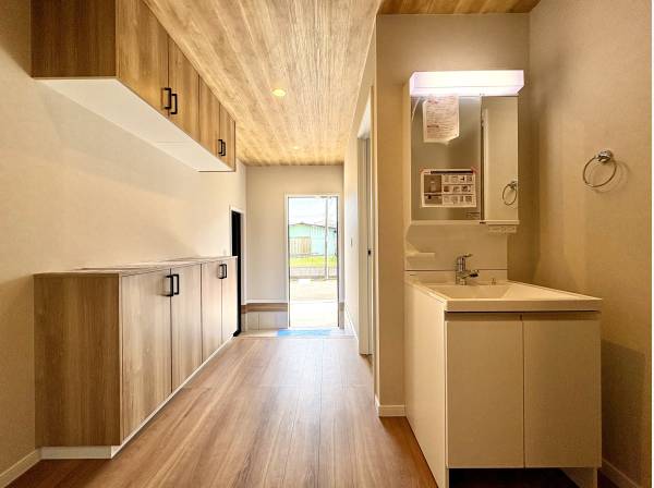 玄関には手洗いカウンター付き、収納もたっぷりです。