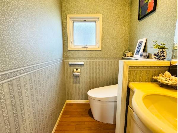 レストルームも可愛らしいクロスで素敵！