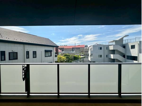 視線が抜けて空の広がりも感じられるバルコニー