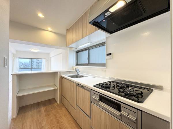 独立感のあるキッチンは便利なカウンター付き