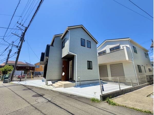 光の雫が降りそそぐ開放感あふれる南道路の１邸です