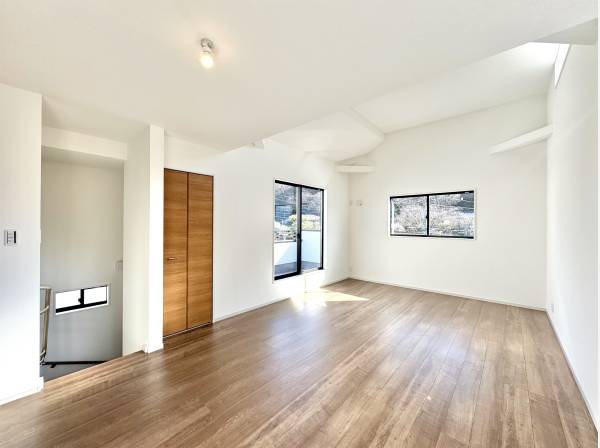 家族が集うLDKは、天井高と抜け感が魅力の設計。