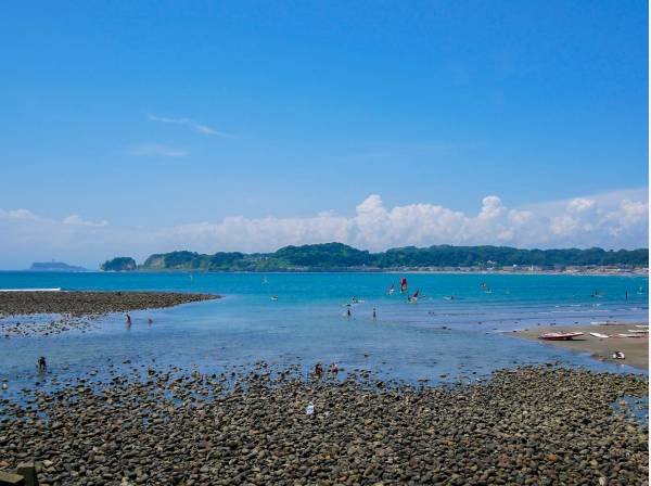 材木座海岸まで約1㎞