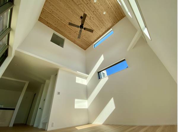 リビングは高窓から光が差し込み落ち着きのある空間