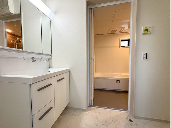 ゆったり使える洗面脱衣所で身支度がスムーズに進む空間