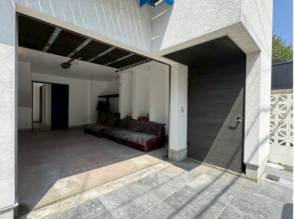 愛車を守る電動シャッタガレージ付き