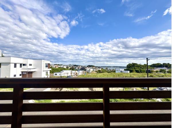 時間を忘れさせるパノラマビュー。佐島の海と空が広がるあなただけの特等席