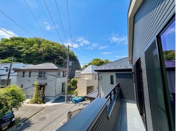 バルコニーも日当たりも良好です。