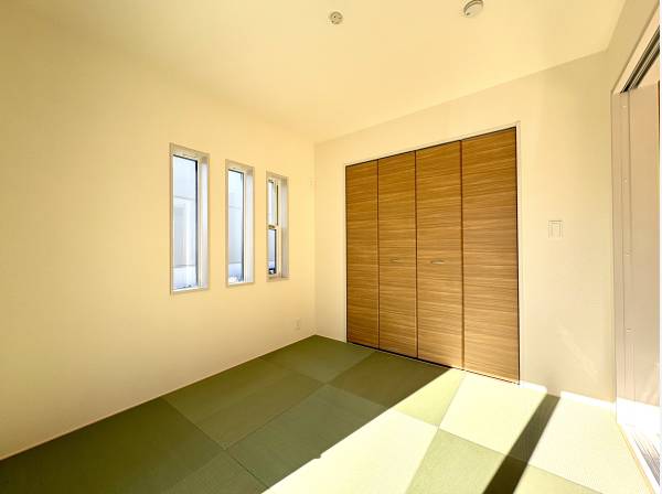 リビングから隣接する和室スペース