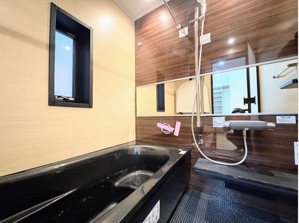 ブラックを基調としたバスルーム