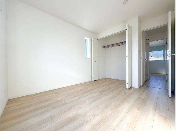 射し込む光が白いクロスに反射してより明るさを感じられます