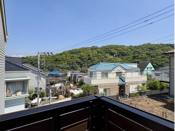 バルコニーから美しい緑を眺めます。