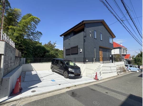 南、西、東側が空いていてまるで3方角地の様です。圧迫感とは無縁ですね。