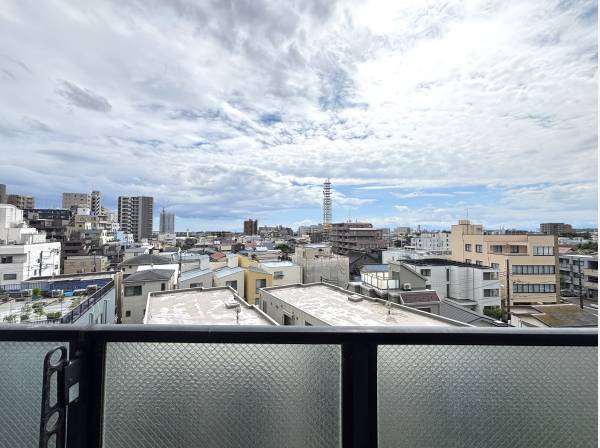 バルコニーからは藤沢の街並みを望めます