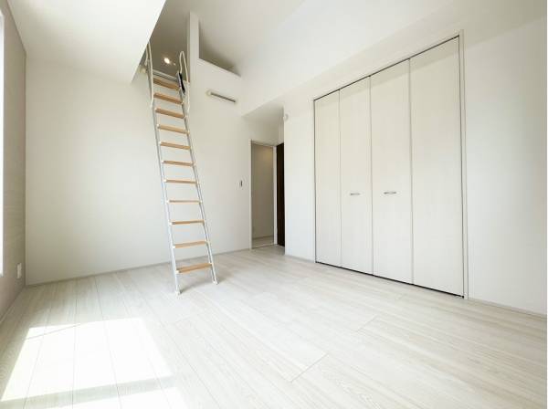 7帖超の主寝室には吹き抜けの先にロフトが広がり開放的