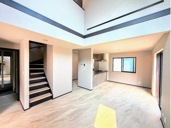 吹き抜けが部屋に開放感を与えてくれます