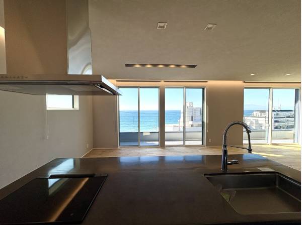キッチンも顔を上げれば正面に海