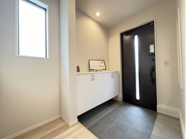 陽光が差し込む玄関で気分も明るくなります。