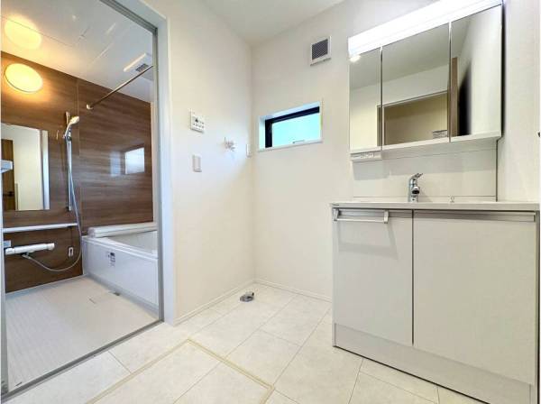 朝の身支度も気持ちよく始められます。収納も確保し、すっきりと清潔な空間