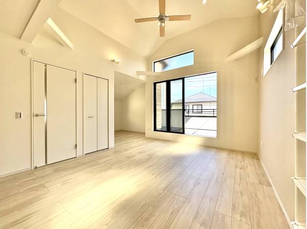 天井か高く開放感あるリビング