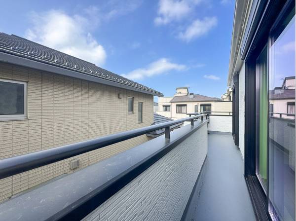 2部屋に跨るワイドバルコニー