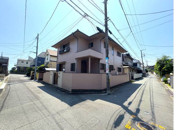 二方向道路の角地で明るく解放感がある快適は立地となります！