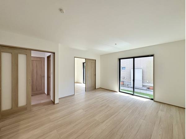 約15帖のLDK。窓から優しい光が差し込みます